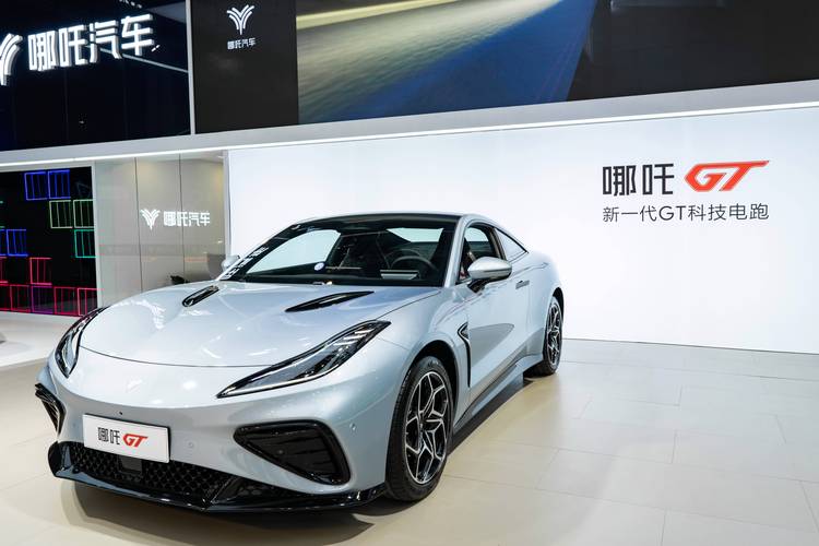 重庆229哪吒汽车在智能汽车领域的表现，领途汽车在新能源汽车市场中的影响力